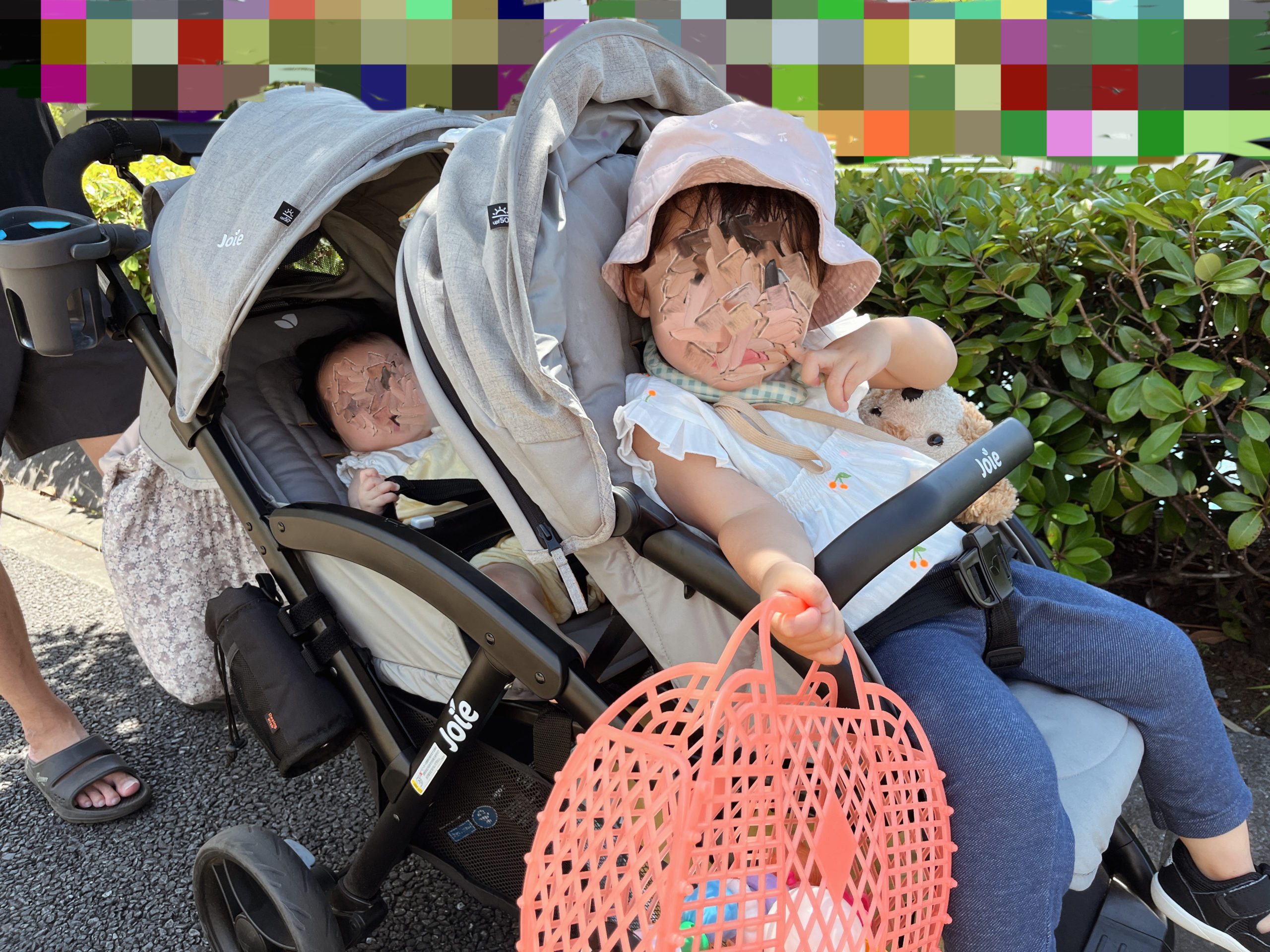 年子が乗る2人乗りベビーカー