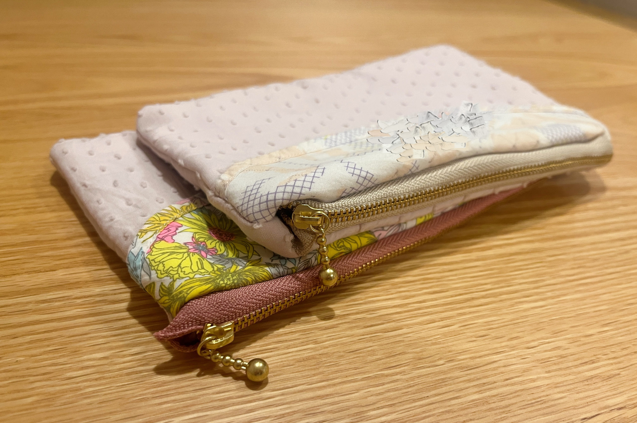 リメイクポーチはゴールドのファスナー